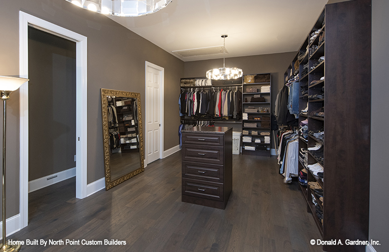 Walk-in closet of The Clearlake house plan 1272.